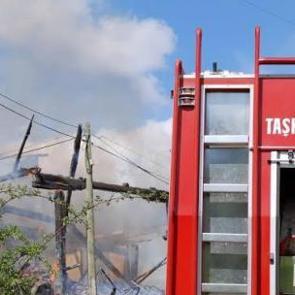 Taşk&ouml;pr&uuml;'de yangın: 2 ev k&uuml;l oldu