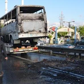 TEM'de servis minib&uuml;s&uuml; yandı, trafik kilitlendi!