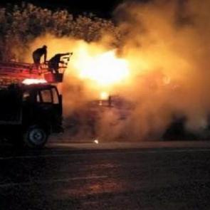 TIR, trafikte seyir halindeyken alev alıp yandı
