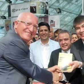 T&uuml;rel CHP'li vekilin kitabını aldı