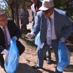 Vali ve Belediye Başkanı ormanda &ccedil;&ouml;p topladı