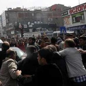 Van'da Ağrı gerginliği: 4 yaralı