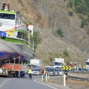 Yolcu gemisini asfalttan y&uuml;r&uuml;tt&uuml;ler