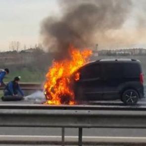 Yanan araca oksijen t&uuml;p&uuml;yle m&uuml;dahale şoke etti!