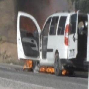 Yanan aracın imdadına kep&ccedil;e yetişti