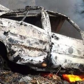 Yanan otomobilden s&uuml;r&uuml;nerek &ccedil;ıktı