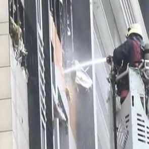 Yenibosna'da iş merkezinde yangın: 1 yaralı