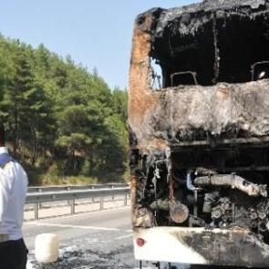 Yolcu otob&uuml;s&uuml; alev aldı