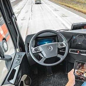 Yolu algılıyor viraj alıyor yemek siparişi veriyor