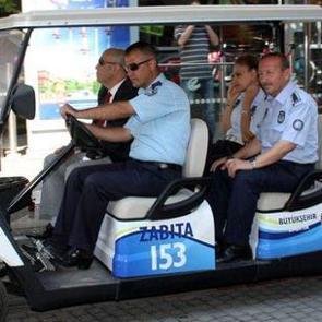 Zabıtadan "golf arabası"yla işportacı denetimi