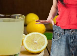 Son günlerin gündem olan sorusu: Limonlu su zayıflatır mı?