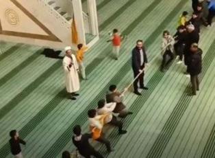 Teravih sonrası çocuklarla eğlenen imam görenlerin içini ısıttı!