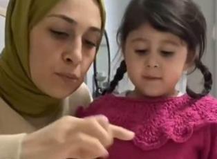 Bulduğu oyunla yemek yemeyen kızına yemek yedirdi! "Durmazsa yemek yiyecek..."