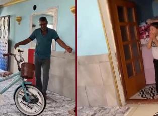 Kızına şarkılar ve danslar eşliğinde bisiklet hediye eden babanın mutluluğu viral oldu!