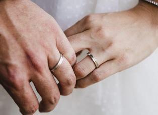 Magazin d&uuml;nyası onları konuştu: 2025 yılında evlenen &uuml;nl&uuml; isimler