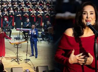 Usta oyuncu T&uuml;rkan Şoray sahneye &ccedil;ıktı! Elbisesiyle herkesi b&uuml;y&uuml;ledi