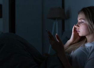 Karanlıktaki sinsi d&uuml;şman 'telefon': 2050'de d&uuml;nyanın yarısı g&ouml;zl&uuml;k takacak!