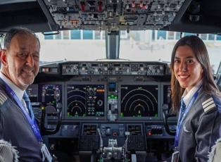 G&ouml;ky&uuml;z&uuml;nde duygusal anlar: 45 yıllık pilot son u&ccedil;uşunu kızıyla birlikte yaptı! 