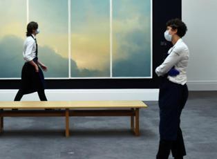 Sanat d&uuml;nyasında milyarlar havada u&ccedil;uştu: Satış rakamı dudak u&ccedil;uklattı!