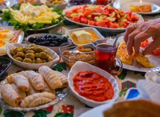 Bayramda sindirim sistemini bozan 5 b&uuml;y&uuml;k hata!