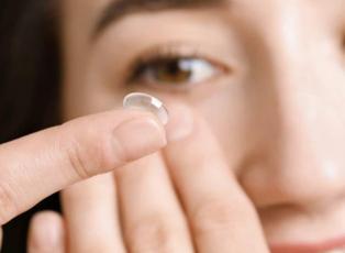 Bir şey olmaz deyip ge&ccedil;meyin: Lensle uyumak g&ouml;z&uuml; oksijensiz bırakıyor!