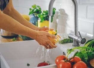 Asla yıkanmaması gereken 15 yiyecek! 