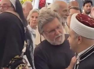 &Uuml;nl&uuml; modacının cenazesinde saf tutma krizi: Kadınlar ısrar etti imam izin vermedi!