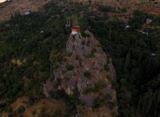 Kayalığın zirvesindeki ikonik ev satışa &ccedil;ıktı! İstenen fiyat dudak u&ccedil;uklattı