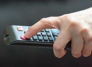 Gen&ccedil;ler eskisi kadar televizyon izlemiyor: Ekran s&uuml;releri azaldı