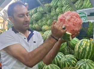 Eliyle karpuz soyan manav viral oldu: Sosyal medya onu konuşuyor