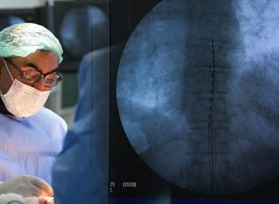 Omurilik piliyle ge&ccedil;meyen ağrılara son: Kronik ağrıyla yaşamak zorunda değilsiniz