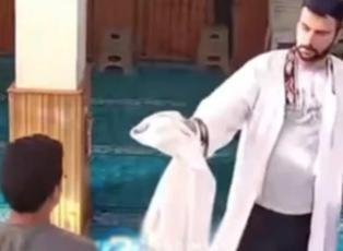 Şortla camiye gelen gence imamdan &ouml;rnek davranış! Takdir topladı