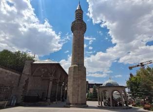 454 yıllık r&uuml;yada verilen s&ouml;z tutuldu! Cami bah&ccedil;esine inşa edilen minarenin sırrı