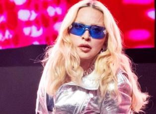 &Ouml;d&uuml;l&uuml; neden aldığını bile anlamadı! 68 yaşındaki Madonna'da şaşırtan sahne performansı! 