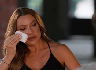 Hadise programda g&ouml;zyaşlarına boğuldu! Hem aile travmasını anlattı hem evlilik sinyali verdi