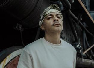 Rap&ccedil;i Ceza konserinde k&uuml;plere bindi! Şam posteri a&ccedil;an hayranına tepki g&ouml;sterdi