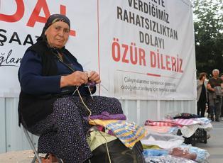 Boyu uzun diye okula g&ouml;nderilmedi! 75 yaşında ge&ccedil;imini el işiyle sağlıyor