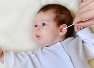 Bebeklerde kulak temizliği nasıl yapılır? Bebeklerde kulak çubuğu kullanımı
