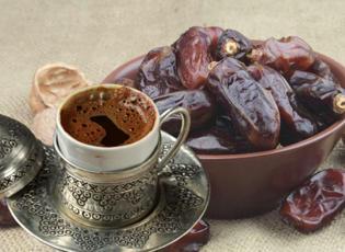 Her g&uuml;n iftardan sonra bir fincan T&uuml;rk kahvesinin yanında 2 hurma yerseniz ne olur?