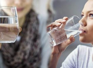 Her gün saat başı bir bardak su içerseniz ne olur? Sık sık su içmek zayıflatır mı?