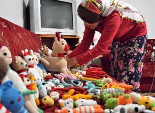 İnternetten video izleyerek öğrendiği amigurumi tekniğiyle tüm Türkiye'ye oyuncak ördü