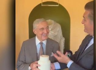 Mustafa Sarıgül Rahmi Koç'a tulum peyniri hediye etti