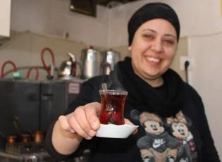 11 yıldır eşinin en büyük destekçisi mahallelinin Seher ablası: Evliliklerin sırrı budur!