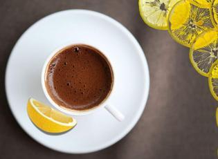 Türk kahvesini bir de limonla deneyin! Faydalarına inanamayacaksınız