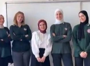 Öğretmen ve öğrenci arasındaki boy farkı görenlerin yüzünü gülümsetti!