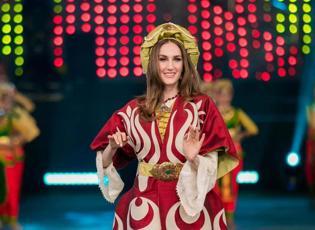 Miss World'de Türkiye'yi temsil etti! İdil Bilgen'in ay-yıldızlı kaftanı gündem oldu