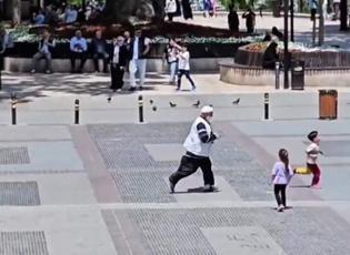 Torunuyla yakalamaca oynayan dede görenleri gülümsetti