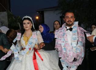 5 bin kişi katıldı: Geline 2 kilo altın, damada 6,5 milyon takıldı!