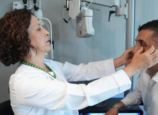 Prof. Dr. Didem Serin uyardı: Göz çevresi sarkmalarına göz ardı etmeyin!