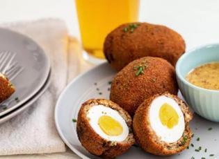 İskoç yumurtası (Scotch eggs) tarifi: Dışı kıtır, içi sürpriz dolu!